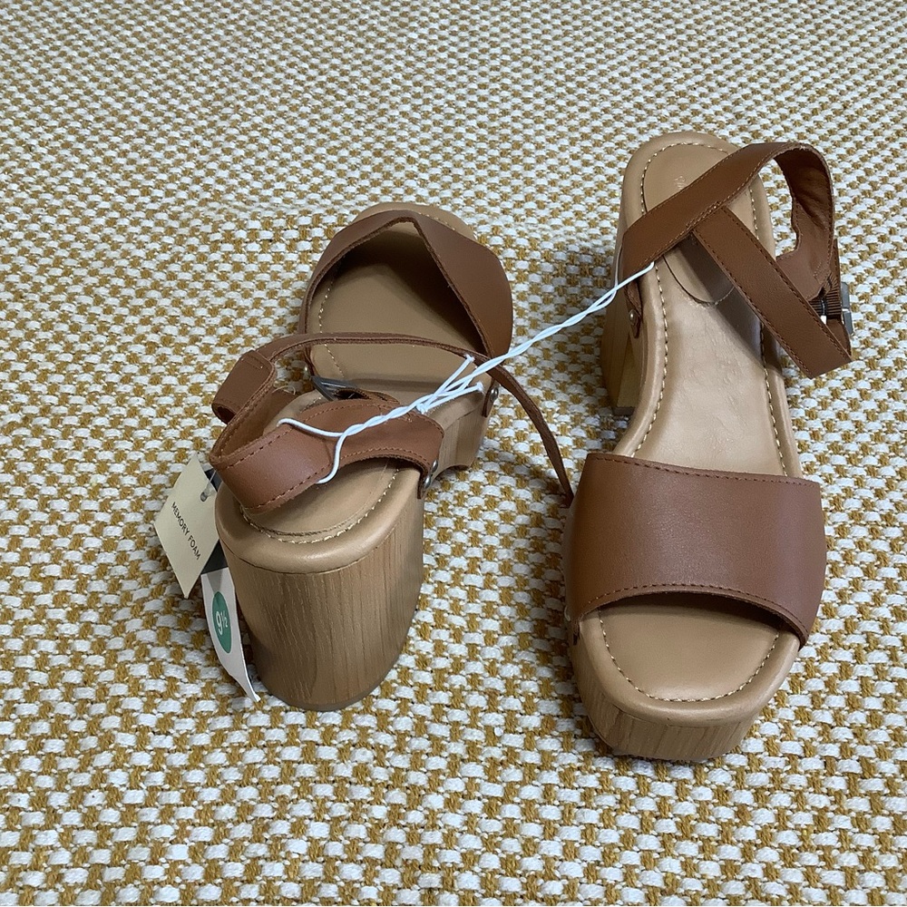 Universal tread platform heels sandals in cognac size 9.5 NWT